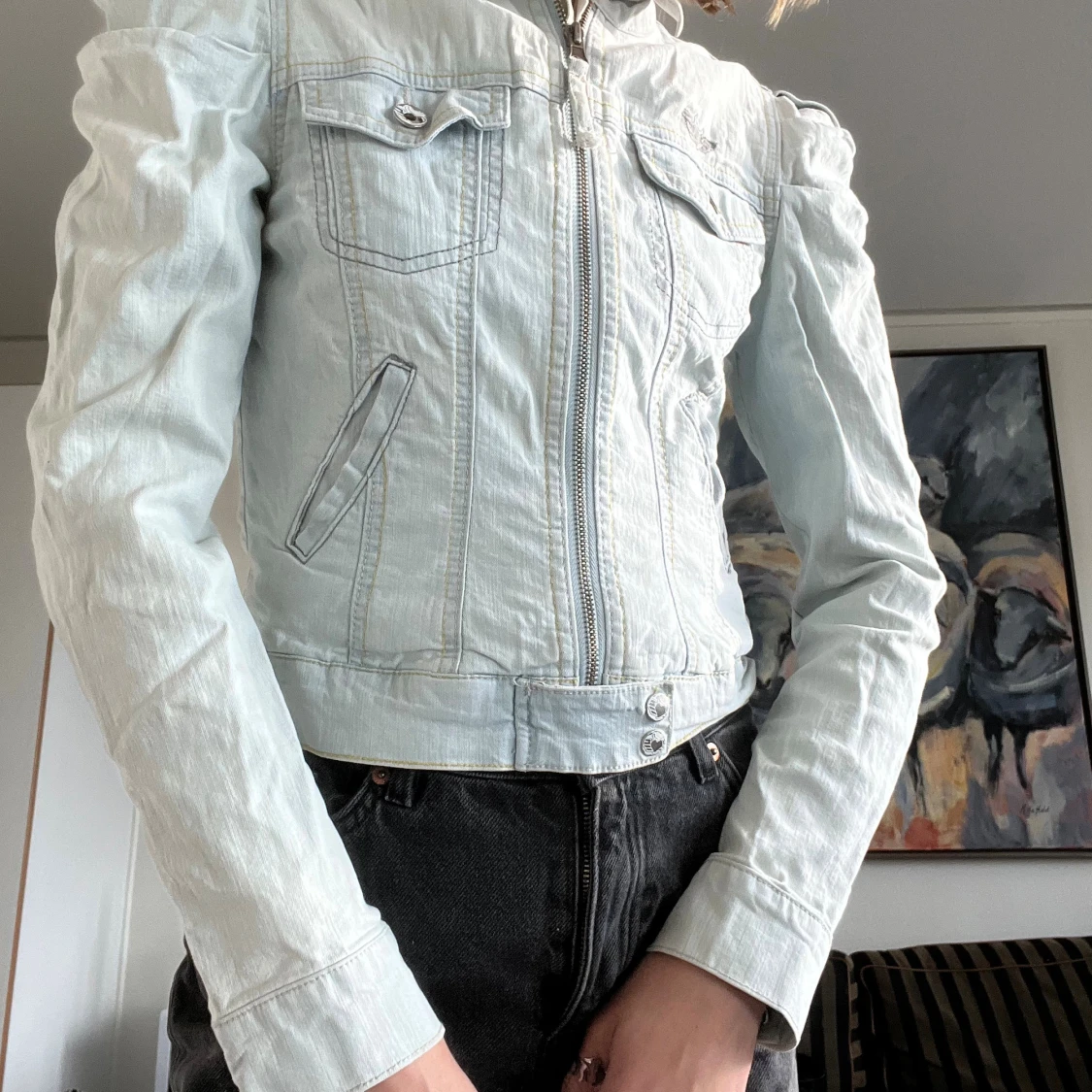 Ljusblå jeansjacka med puffärmar - 1