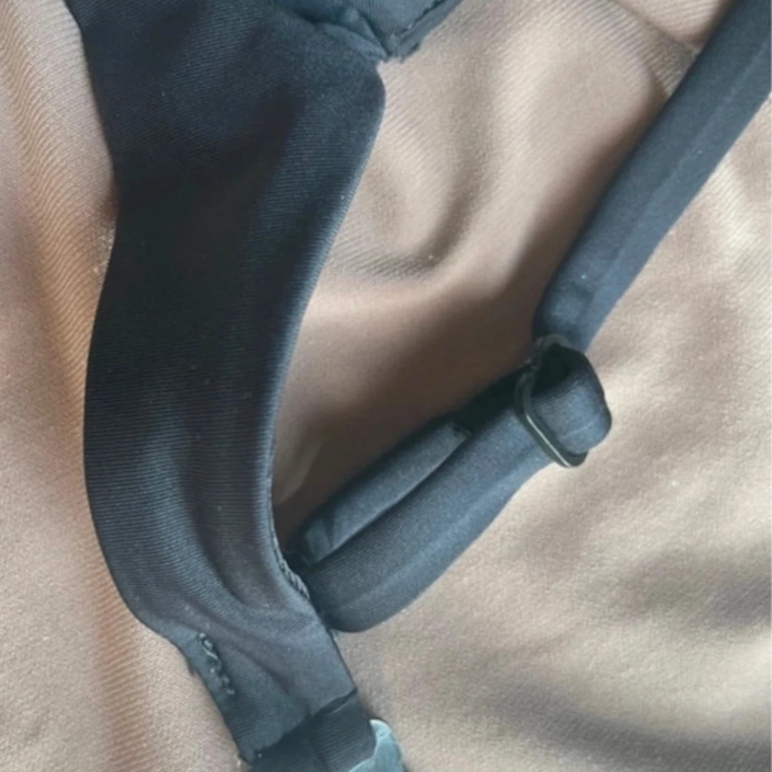 Svart twistad bikiniöverdel - 2