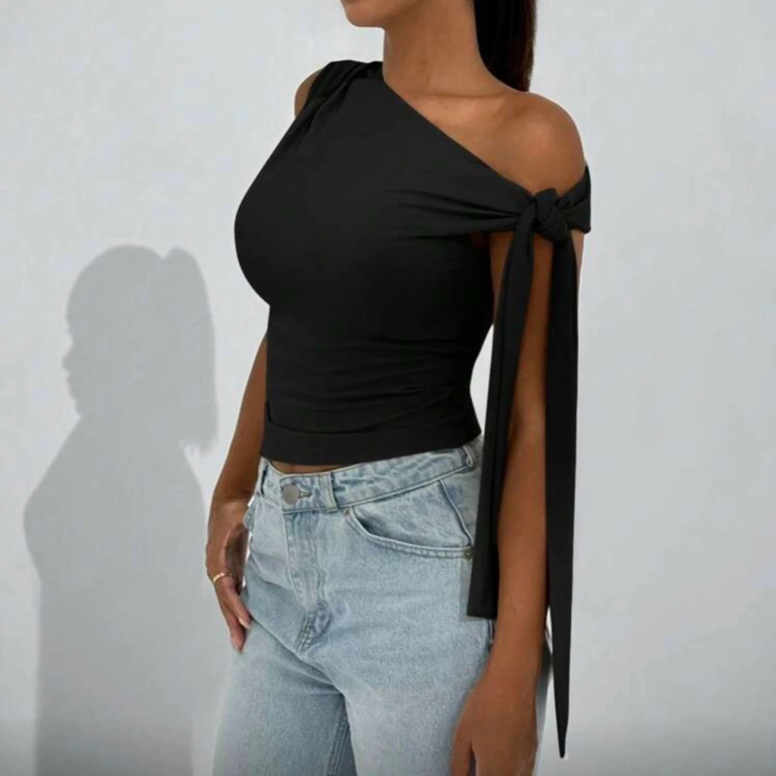 Svart one shoulder topp med knyt - 1