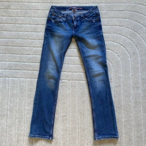 Jeans  - Jeans i okej skick (se andga bilden) midja: 35cm (rakt över) innerbenslängd: 73cm lågmidjade 