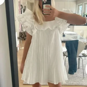 Vit plisserad volangklänning - SÖKER! XS/S