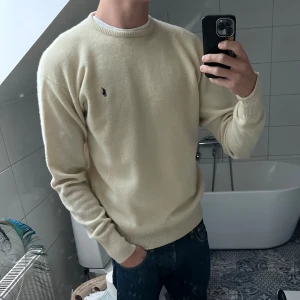 Polo Ralph Lauren - Stickad Tröja - Snygg krämvit stickad tröja från Polo Ralph Lauren! | Mycket fint skick! Enda defekten är igensytt hål (bild 5) | Perfekt för dig som gillar stilrena och tidlösa plagg | Vid frågor eller funderingar finns jag i DM! 📩