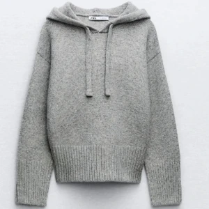 Grå stickad hoodie från Zara - Mysig grå stickad hoodie från Zara i storkek S🥰🥰