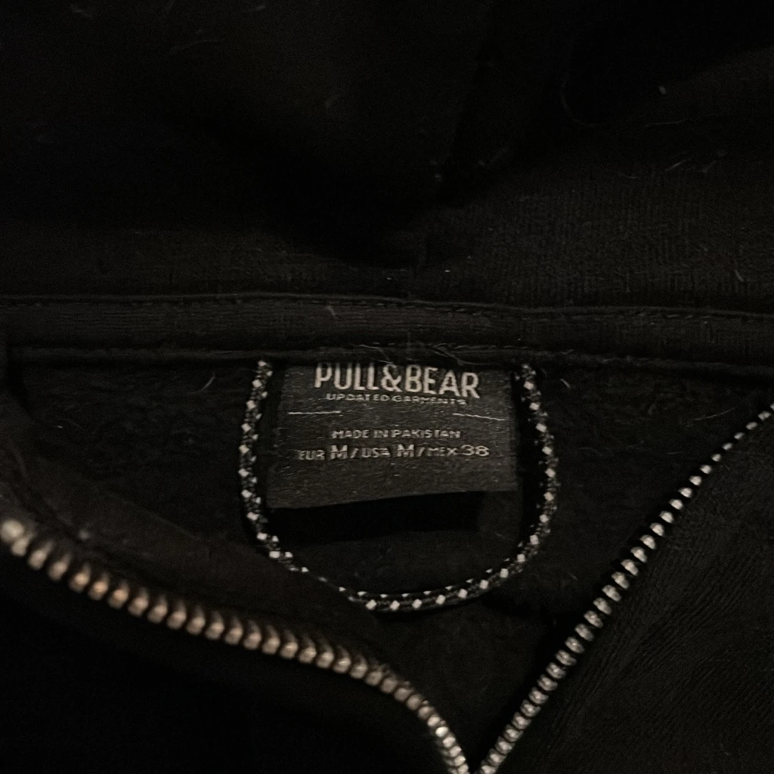 Svart hoodie från Pull&Bear med dragkedja - 2
