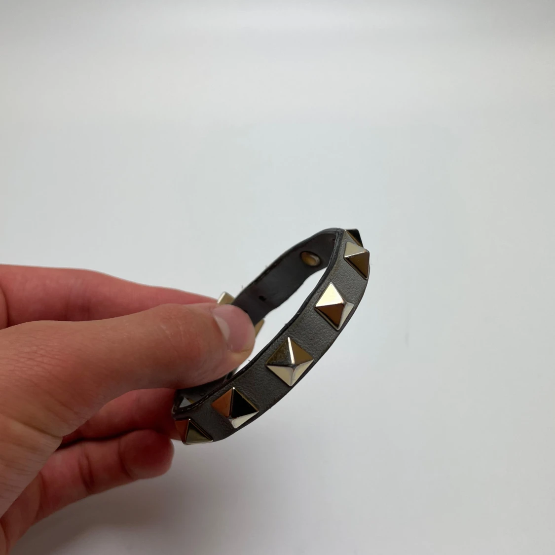 Grått armband med nitar - 1