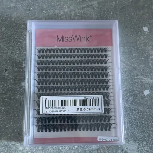 MissWink individuella lösögonfransar - Individuella svarta lösögonfransar från MissWink i olika längder från 8 till 16 mm. Fransarna har D-böj och är 0,07 mm tjocka, perfekta för att skapa en fyllig och naturlig look. Kommer i en praktisk plastask.