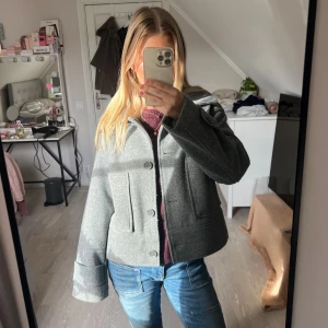 Jacka - Söt kapp från Kappahl💗Lite nopprig på vissa ställen men går att ta bort annars väldigt fint skick! Köpt förra hösten