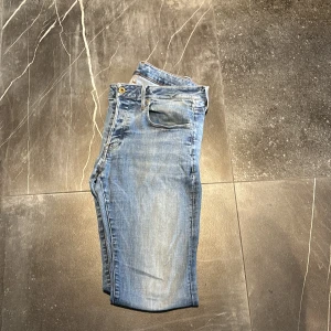 G-Star RAW 3301 Slim jeans blå - Snygga blå jeans från G-Star RAW, modell 3301 Slim. Klassisk femficksdesign med smal passform och lätt slitna detaljer. Jeansen har normal midja och är tillverkade i mjukt denimtyg som sitter skönt hela dagen.