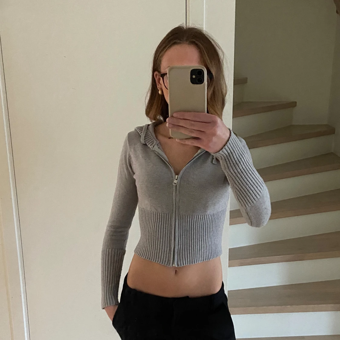 Grå croppad kofta med dragkedja