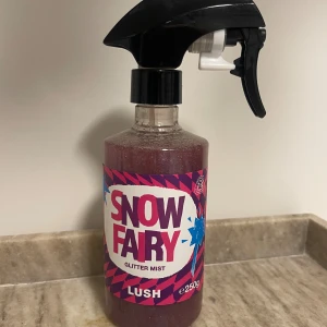 Snow Fairy Glitter Mist 250g - Snow Fairy Glitter Mist från Lush, 250 g. Endast testad, från deras snow fairy kollektion. 💕🌸nypris: 250kr