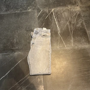 Grå loose jeans Chris 30/30 - Snygga grå jeans i loose fit från Chris, storlek 30/30. De har klassisk femficksdesign och raka ben med avslappnad passform. Jeansen är tillverkade i slitstarkt denim och har en cool, ljusgrå tvätt som ger en vintagekänsla. Pris kan diskuteras 