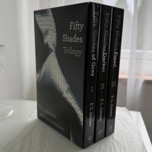 FIFTY SHADES TRILOGY BOKSET - Fifty Shades Trilogy, som består av tre böcker : Fifty Shades of Grey, Fifty Shades Darker, Fifty Shades Freed. Nypris 549kr. 