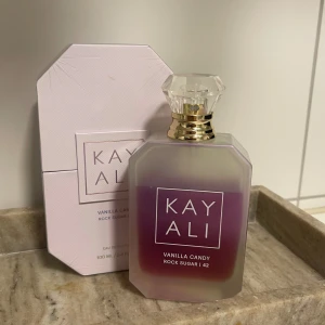 Kayali Vanilla Candy parfym 100ml - Söt och lekfull parfym med noter av sockrad päron, söt viol, bubbelgum, vit kola, sockerkristall och vaniljkräm. Volym: 100 ml. Skulle säga att ca 80 ml är kvar av den. 🌸💕nypris: 1389kr