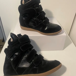 Isabel Marant skor - Säljer dessa snygga isabel marant skor i storlek 38, har tyvärr inte kommit till användning för att de var för stora. Bara används enstaka gånger inomhus och är inprincip helt nya. skicket är (9/10) Nypris cirka 5700.  Pris går naturligtvis att diskutera! Tveka inte på att skriva om du har minsta lilla fråga, svarar direkt! 💕