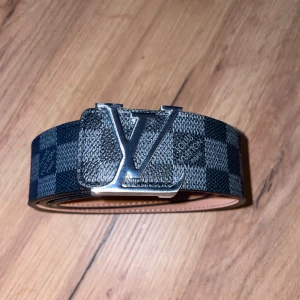 Louis Vuitton svart rutigt bälte - Tjenare! Säljer detta feta lv bälte i storlek 115! Skriv om ni har någon fråga👍 fraktar snabbt 