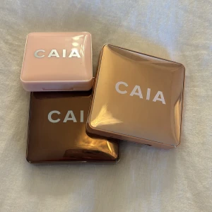 Caia bronzer, highlighter & rouge  - Säljer tre sminkprodukter från caia: en bronzer i golf coast, en highlighter i Portofino och ett rouge i wild strawberry. Alla är bara testade då jag fick dubbla satser när jag fyllde år😇 alla för 500 eller en för 200💕