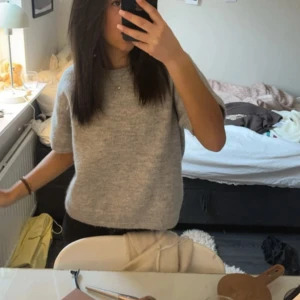 Grå stickad kortärmad tröja - Grå stickad från Gina Young storlek 164 i bra skick 