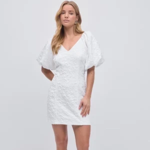 STUDENTKLÄNNING GINATRICOT - En jättefin vit klänning, perfekt till student eller konfirmation i strl 38💗💗💗 Den är helt oanvänd endast testad, säljer då den var för stor! Prislapp finns kvar🌸🌸 Köpt för 600 säljer för 500, helt slutsåld på hemsidan och i butiker!