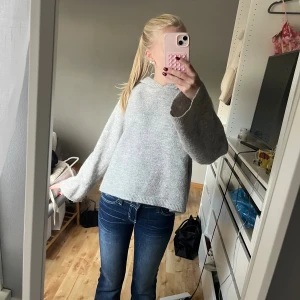 Stickad hoodie - Säljer denna stickade hoodie från gina då den tyvärr inte kommer till användning. Storlek XS💕