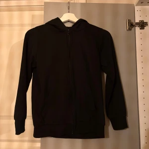 Svart kofta - Svart kofta från steenholt med fleece liknande material på insidan. Perfekt för lite kyligare dagar och passar med allt.