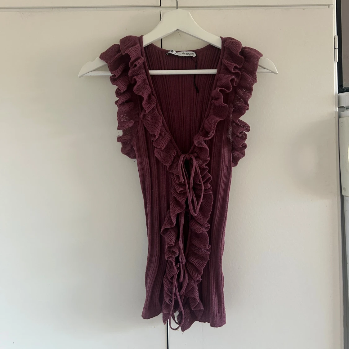 Vinröd ribbad volangtopp från Zara