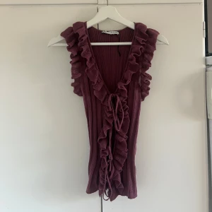 Vinröd ribbad volangtopp från Zara - Nyskick, använd fåtal gånger 