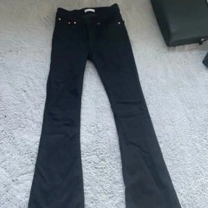 jeans - svarta jeans ifrån gina. köpta för 500 och oanvända💞skriv innan ni köper!!!❤️❤️(bootcut)