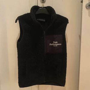Peak Performamce ull väst  - Säljer min Peak Performance väst jag köpte förra sommaren, endast använd ett fåtal gånger, som ny.  Storlek S  Nypris runt 1000