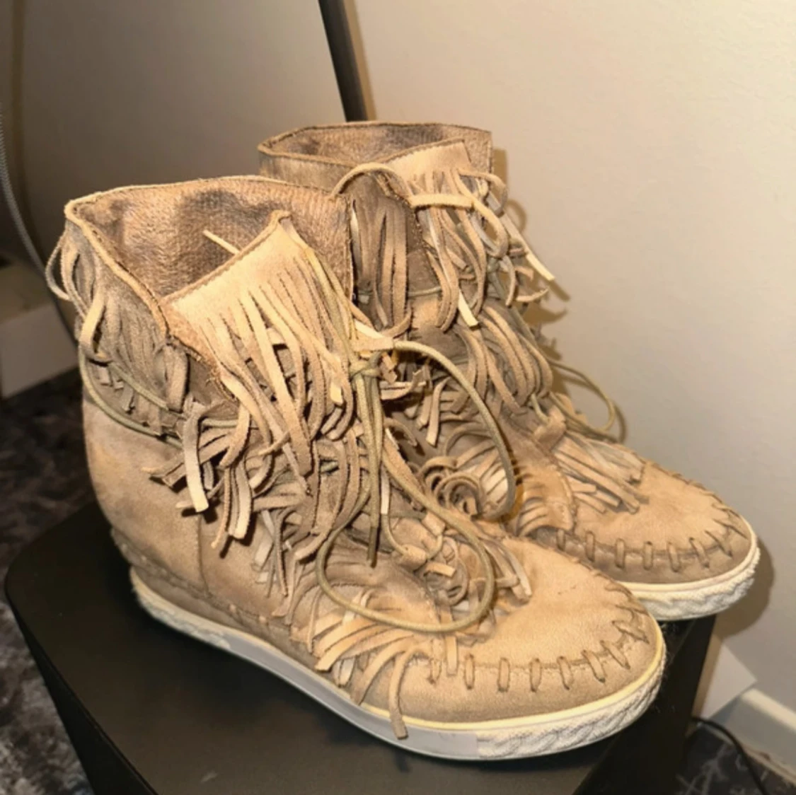 Beiga mockaboots med fransar - 1