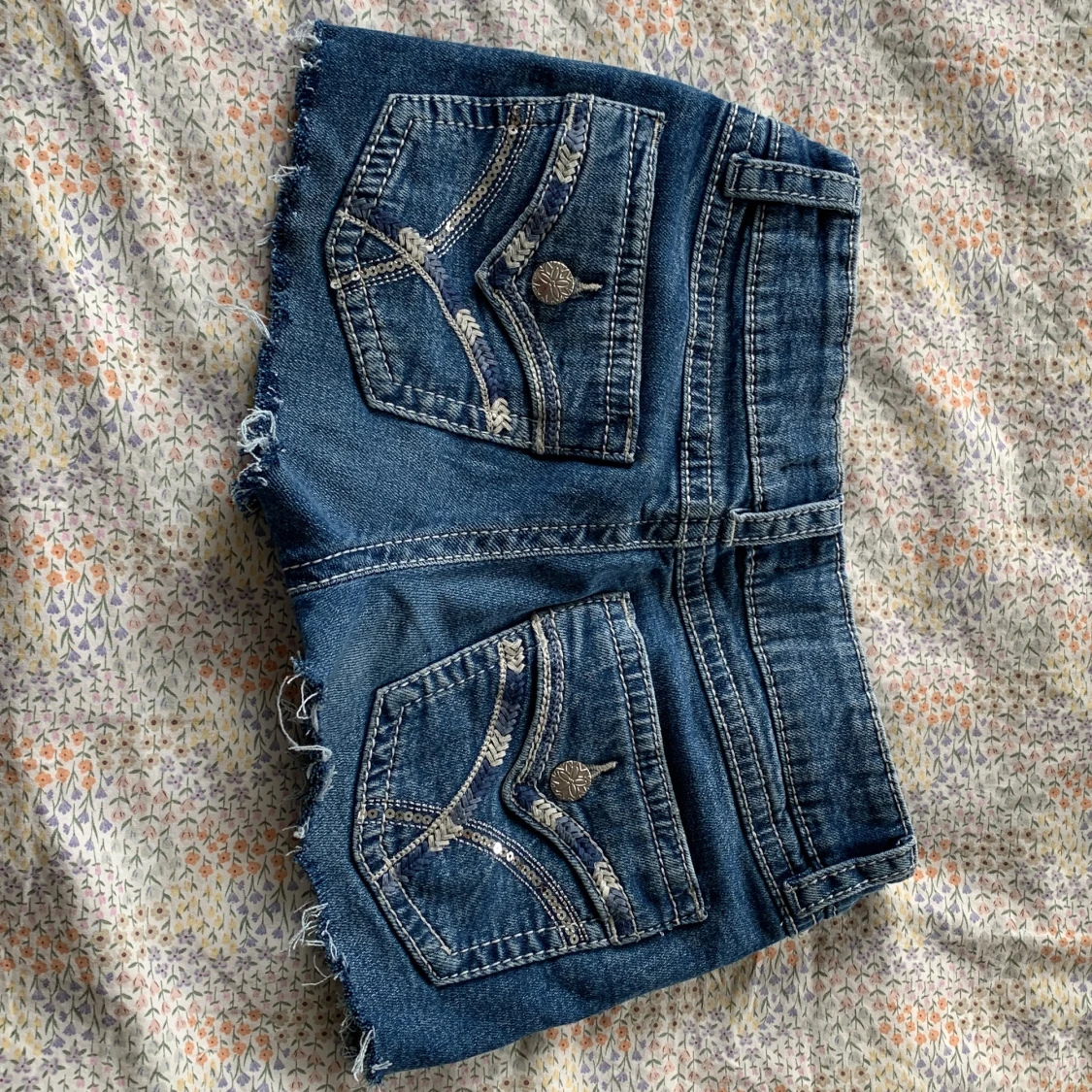 Blå jeansshorts med broderade detaljer