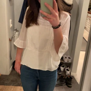 Blus med trekvarts armar - Jättefin söt vit blus med trekvarts ärmar från Only!🤍 Den är i strl men har passat mig som vanligtvis har strl 34! Säljes pga att den inte kommer till användning!💗