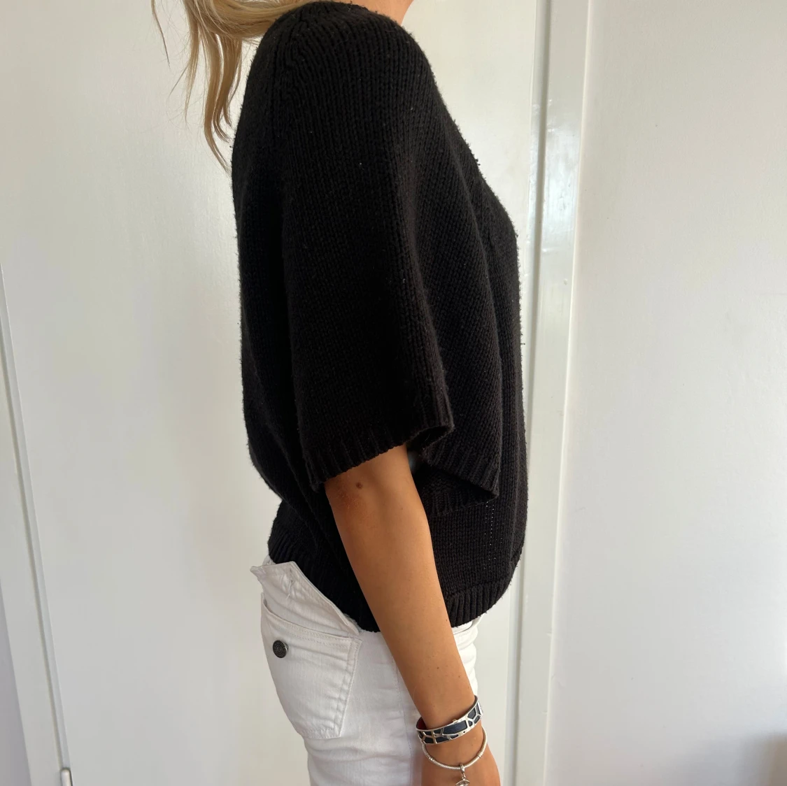 Svart stickad kofta med stora knappar - 3