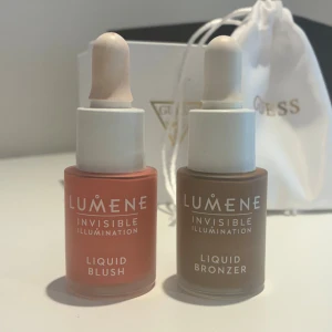 Lumene Liquid Blush & Bronzer duo - Säljer liquid blush och bronzer från Lumene Invisible Illumination: Liquid Blush i färgen Bright Bloom (korallrosa) och Liquid Bronzer i färgen Deep Glow (mellanbrun). Båda kommer i glasflaskor med pipett för enkel applicering. Perfekt för en fräsch och naturlig look. Flaskorna är fyllda till ca 3/4 (lite mer). 15 ml/ styck. 