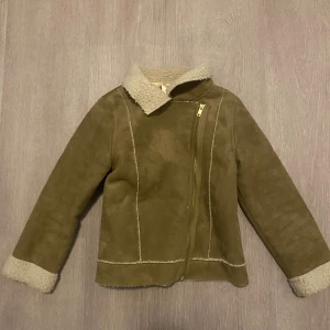 Beige jacka  - Vintage rare LOGG Fläckarna innuti är torkad jord som har tvättats men inte riktigt kommit av med färg🩷🩷