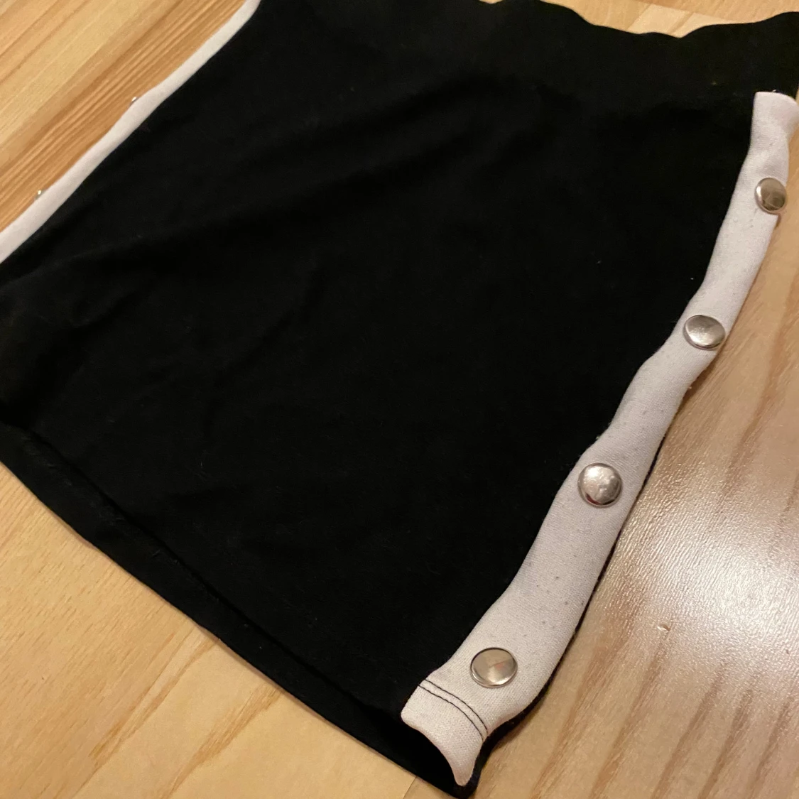 Svart kortkjol med knappar från Lindex - 2