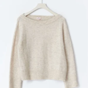 Beige offshoulder stickad tröja - Beige stickad oversize tröja från Gina Tricot. Aldrig använd med prislapp kvar. Köpt för 260 säljer för 200. Storlek 146/152 men skulle säga xs. 