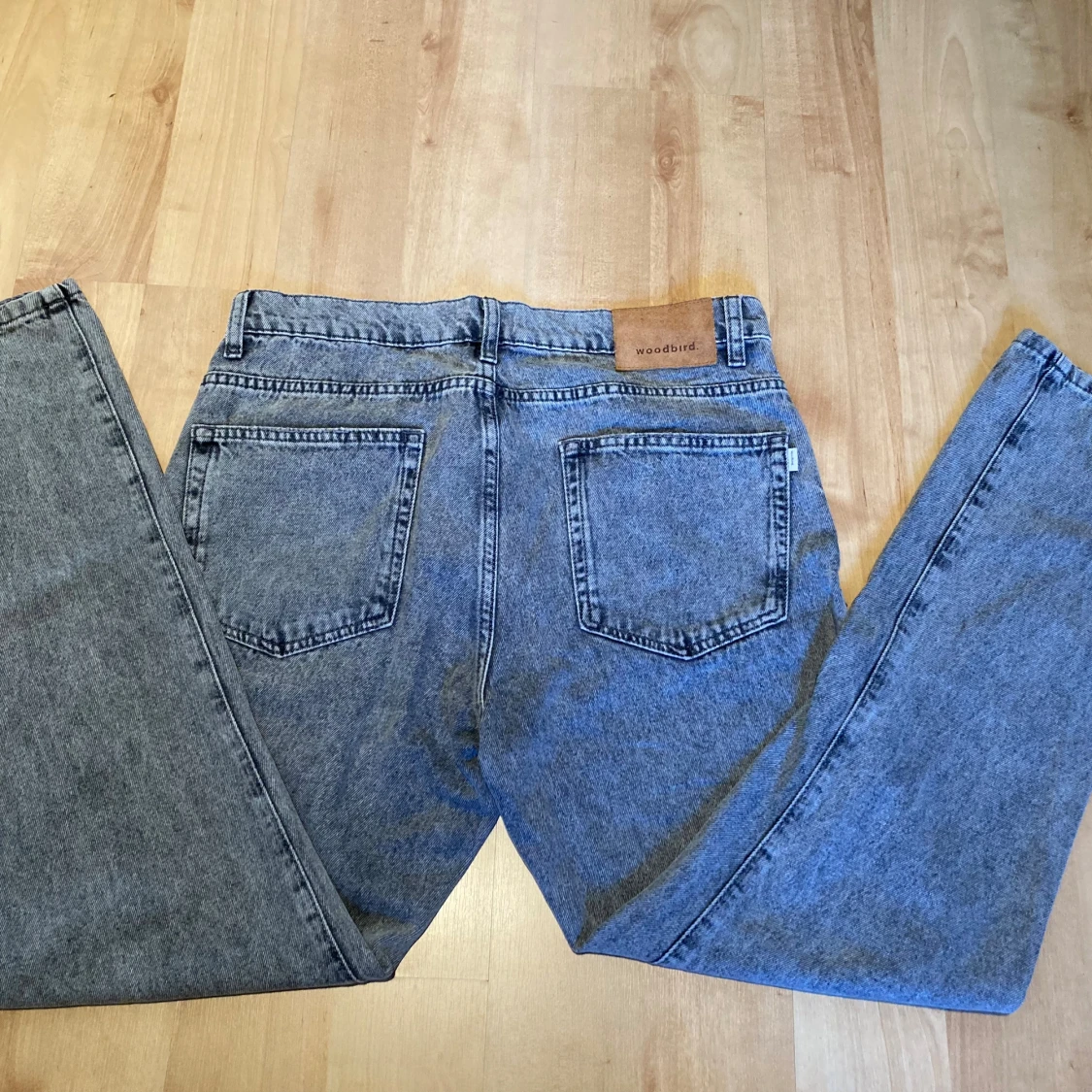 Grå jeans från Woodbird i rak modell - 2