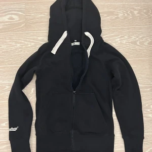 Russemerch hoodie - Säljer denna sköna mörkblåa  zip up hoodie i storlek xs!💕 använt fåtal gånger, skriv för fler frågor elr bilder
