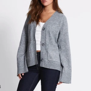 Grå kofta från Lager157 💕 - Mysig grå kofta från Lager157 i stickad kvalitet. Koftan har v-ringning, stora knappar framtill och två fickor. Passformen är loose och ärmarna är långa med breda muddar. Fick hem den idag så den är helt ny och aldrig använd 💕🤗