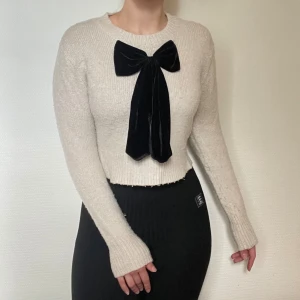 Tröja - Mysig tröja från Zara i storlek S! Bra skick. Köparen står för frakten men kan även mötas upp i Uppsala, Knivsta eller Sigtuna. Tveka inte att fråga mig om något! 🎀