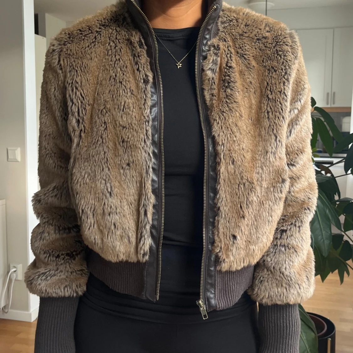 Brun pälsjacka med ribbade muddar - 3