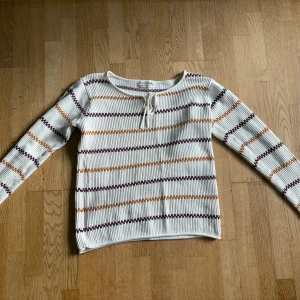 Randig ribbad tröja / pippitröja - Söt pippitröja köpt second hand, väldigt bra kvalitet. Sitter bra och snyggt oversized på mig som har storlek S.
