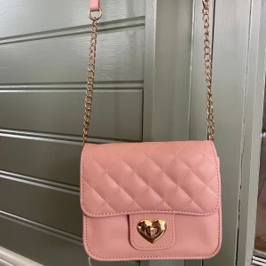  Handväska - Har inte använt den så mycket så den är i bra skick o så💕