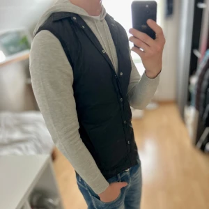 J.lindeberg väst - Mycket fint skick, inga defekter. Storlek S passar dig som är mellan 175-185cm. Nypris ca 1500kr. Modellen är 185 cm, 79 kg. Passar bra nu till sen sommar/höst. Skriv för mer information!🤝