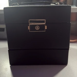 Svart smyckesväska med spegel och lås - Behövs ingen nyckel (går att öppnas utan nyckel) men man kan låsa den ifall man vill! 