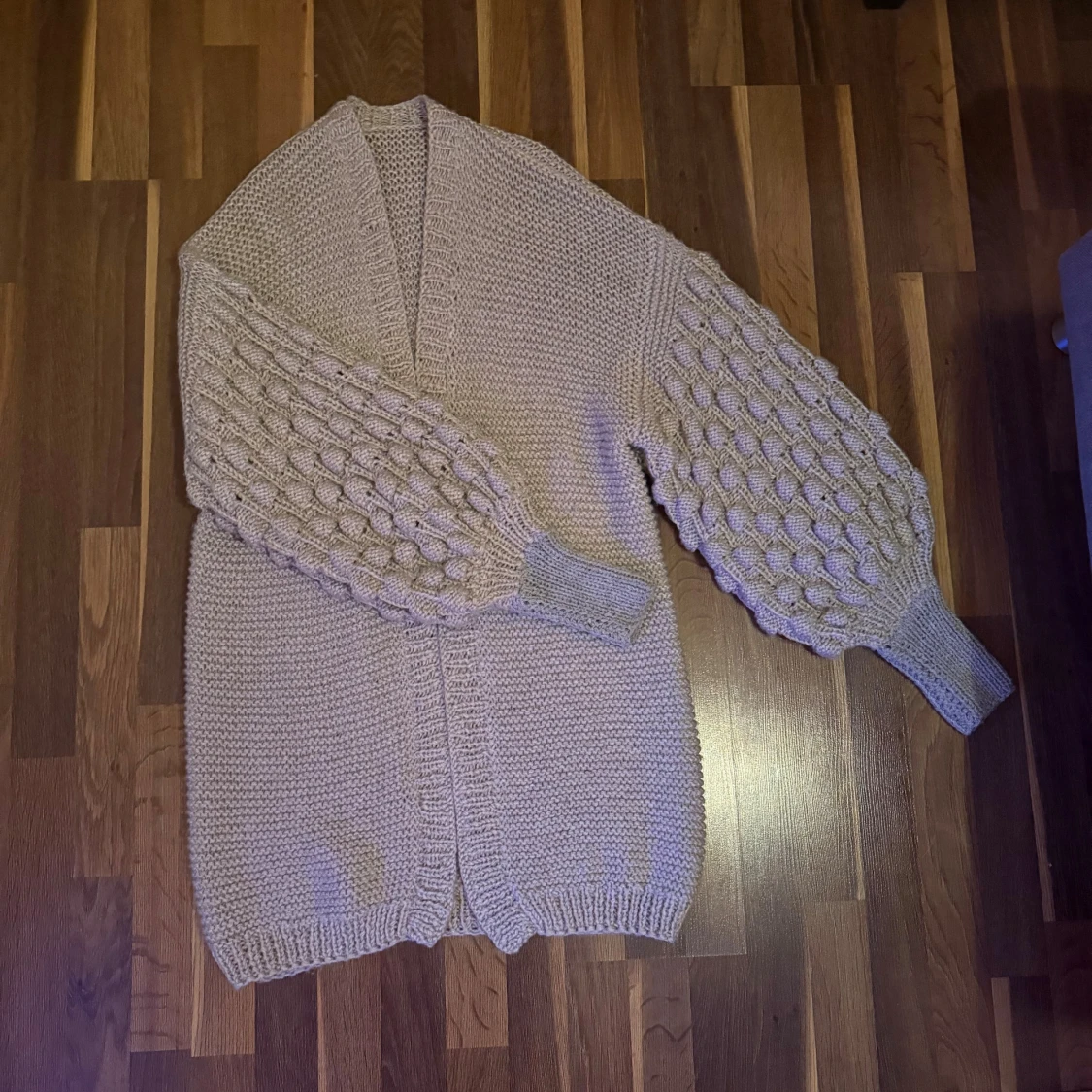 Beige stickad kofta med puffärmar - 1