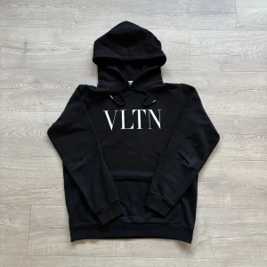 Valentino Hoodie - Riktigt snygg och bekväm Valentino Hoodie. Skick/ 9.9/10 som ny inga tecken på användning alls. Storlek S men passar M. Tveka inte ställa frågor vid intresse🙌