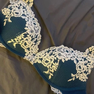 Grön/blå intimissimi bh - Säljer denna intimissimi bh, på bilden ser den mörkblå ut med den är en blå grön färg, denna färg säljs inte längre❤️Storlek 75 c, men finns ingen lapp❤️