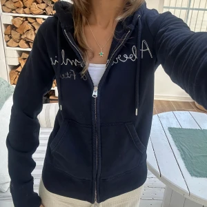 Abercrombie & fitch zip - En zip från Abercrombie & fitch i storlek XS. Tröjan bedöms vara i mycket fint skick. Jag skickar ditt köp inom 24h. Se liknande zip i min profil!