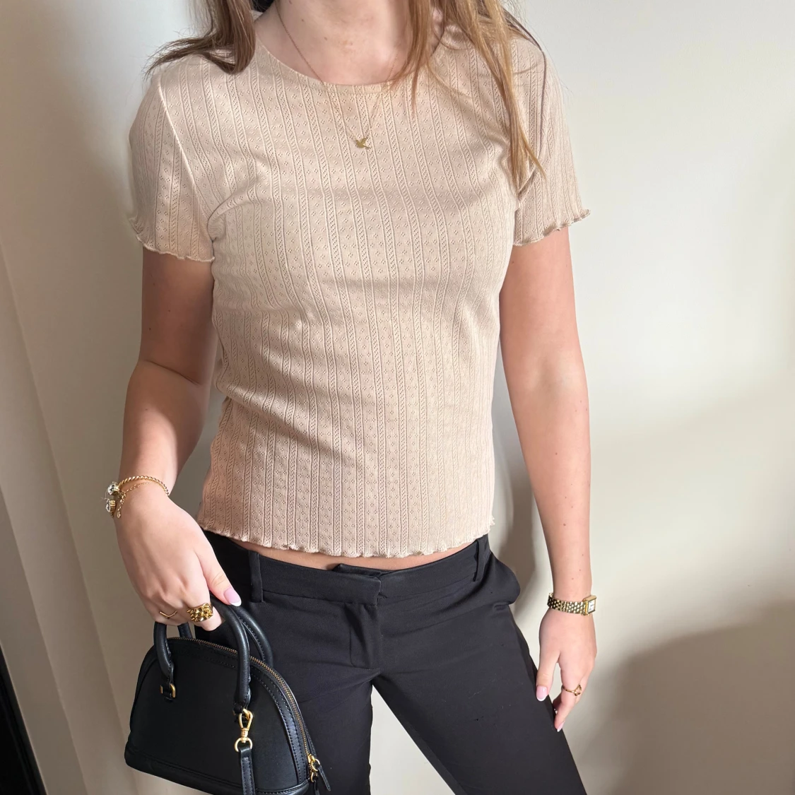 Beige ribbad kortärmad topp